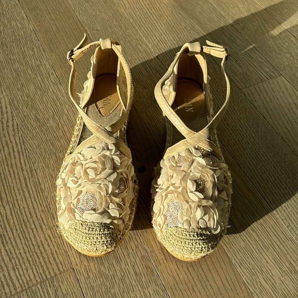 Flat espadrillas with flowers applications